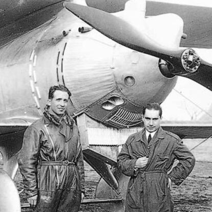 Un explorador profusamente pertrechado junto a un niño jíbaro y los pilotos Ignacio Jiménez Martín y Francisco Iglesias Brage (a la derecha) delante del ‘Jesús del Gran Poder’. 