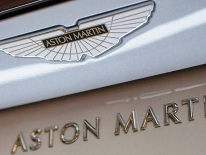 Placa de Aston Martin sobre un Vantage.