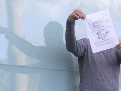 Un empresario sujeta una de las cartas de extorsi&oacute;n que recibi&oacute; de ETA.