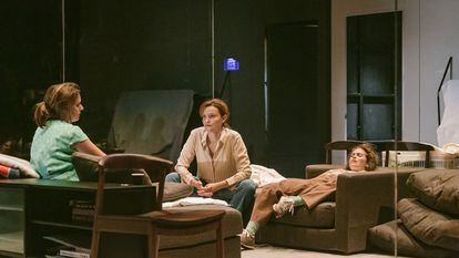 Una escena de 'Les tres germanes' de Julio Manrique en el Lliure.