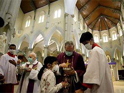Celebración de una misa en una iglesia católica de Hong Kong, en la que todos llevan máscaras.