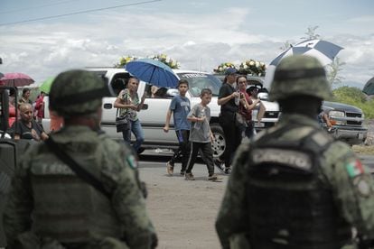 Soldados vigilan durante el funeral de Hipólito Mora, el 1 de julio en La Ruana.