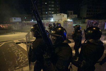 En la segunda noche de protestas, el conflicto se extendió a otros barrios de la ciudad. En barrios como Sant Andreu y Poblesec también se registraron actos violentos. Ya de madrugada los Mossos habían realizado seis detenciones entre los alborotadores.