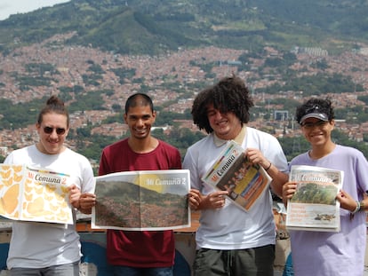 El equipo de 'Mi Comuna 2' en el centro cultural del barrio. De izquierda a derecha: Rodrigo Aristizabal, Christian Giovanny Álvarez López, Felipe Machado, Michael Rincón.