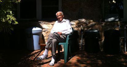 Delmer Berg, en su casa en Columbia, California, en abril de 2015.