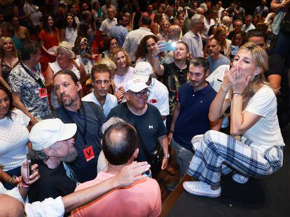 Yolanda Díaz lanza besos a los asistentes a su mitin de este domingo en Sevilla.