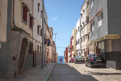 Una niña juega delante de su casa durante el confinamiento en Rabat.