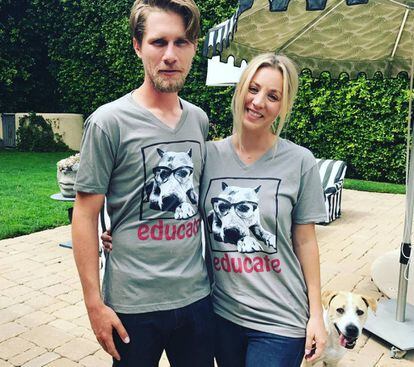 La actriz Kaley Cuoco y su prometido el jinete Karl Cook.