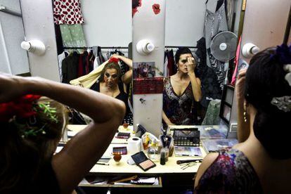 Preparativos en el camerino del Café de Chinitas.