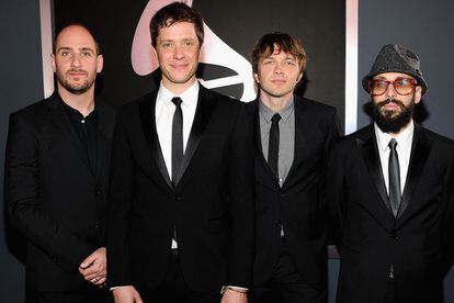 En el grupo OK Go triunfó el traje negro con una corbata fina muy retro.