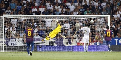 Villa marca un gol en el partido de ida de la Supercopa celebrado el 14 de agosto de 2011 que finalizó con empate a 2.
