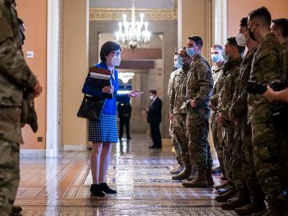 La senadora republicana Susan Collins habla con miembros de la Guardia Nacional, este jueves en el Capitolio.