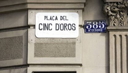 Un cartell improvisat que es va posar fa temps a la plaça.