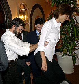 Antonio Banderas ayuda a Emma Thompson a subir unas escaleras en la rueda de prensa de <b></b><i>Imagining Argentina.</i>