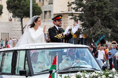Una vez convertidos en marido y mujer, el príncipe Hussein y Rajwa Al Saif se han dirigido al 'jeep' que han escogido como coche nupcial, y han iniciado la procesión hacia el palacio Husseiniya, donde han continuado las celebraciones del enlace, ya en una recepción con unos 1.500 invitados. A su paso, los príncipes han saludado a decenas de curiosos que se congregaban en las calles para saludar a los recién casados. 