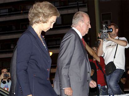 Los Reyes, a las puertas del domicilio en Madrid donde ha fallecido esta tarde Santiago Carrillo. / FOTO: CLAUDIO ÁLVAREZ / VÍDEO: ATLAS