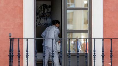 Una mujer trabaja en la habitación de un hotel de Sevilla. FOTO: PACO PUENTES (EL PAÍS).