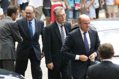 El ministro de Econimia, Luis de Guindos, Luis Mar&iacute;a Linde y Samuel Ruiz, a su llegada al funeral por la muerte del presidente del Banco Santander