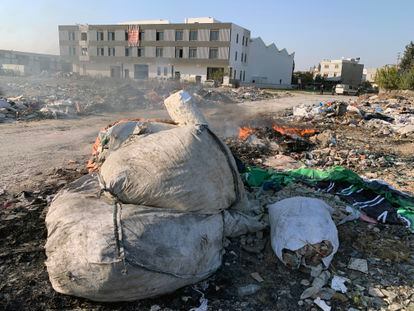 Residuos plásticos arrojados ilegalmente e incendiados cerca de instalaciones de reciclaje de plástico y un barrio residencial en Adana.