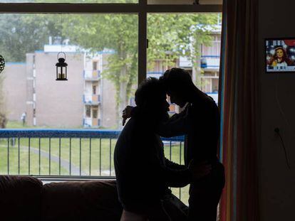 La pareja Mushtak y Sahir se abrazan en el centro de acogida donde residen, en Holanda.