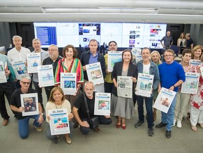 La directora de EL PAÍS, Pepa Bueno (séptima por la derecha), junto a varios redactores prejubilados, el pasado 4 de mayo.