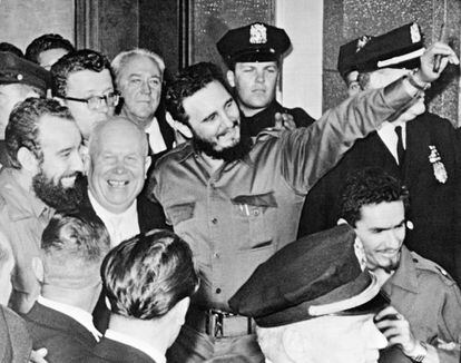 Fidel Castro, en su primera visita a ONU en 1960, junto a Nikita Kruschev.