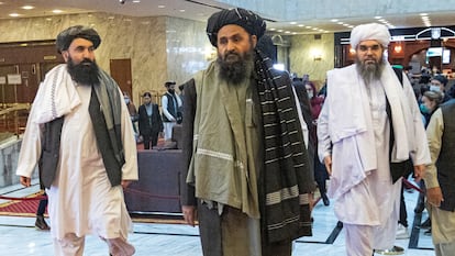 Abdul Ghani Baradar, líder adjunto y negociador talibán, y otros miembros de la delegación asisten a la conferencia de paz afgana en Moscú, Rusia, el 18 de marzo de 2021.
