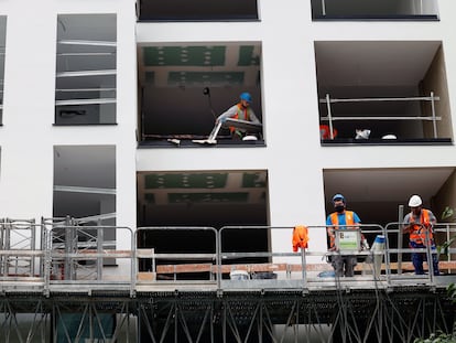 Obras de construcción de vivienda nueva en Valencia, a finales de mayo.