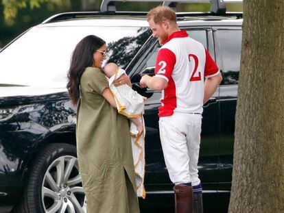 Meghan Markle con su hijo Archie este miércoles en un partido de polo en Wokingham, Inglaterra.