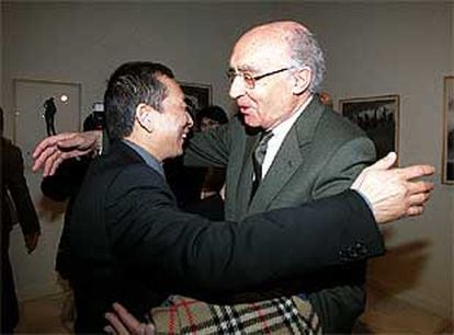 Gao Xingjian y José Saramago se saludan en la exposición del escritor chino.