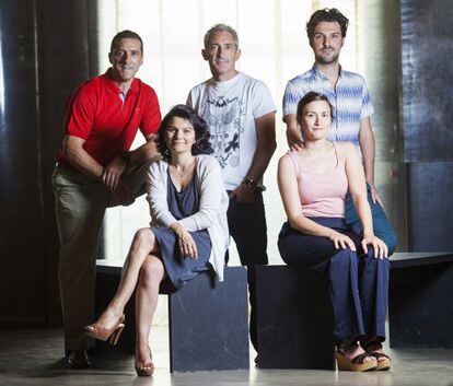 De pie, de izquierda a derecha, Benjamín Bango, Jon Sistiaga y Víctor Navarro. Sentadas, Marta Esteve y María Langarita.