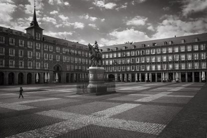 Otro lugar de Madrid siempre bullicioso, como la Plaza Mayor, ha estado silencioso en los días del confinamiento.