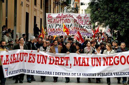 La cabecera de la manifestación, con la pancarta en defensa de la sanidad pública.