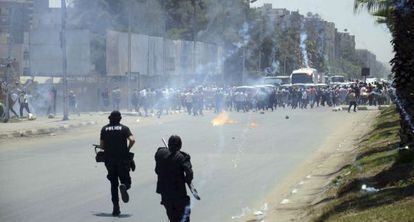 Enfrentamientos entre manifestantes y polic&iacute;a en El Cairo en el primer aniversario del golpe contra Morsi.