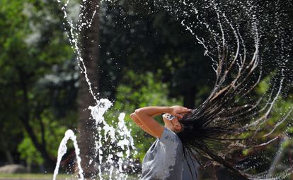 Una chica se refresca en una de las fuentes de Córdoba, en agosto del año pasado.