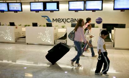 Pasajeros frente a un mostrador de Mexicana de Aviación en el Aeropuerto de Ciudad de México, en 2010.