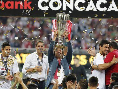 Almeyda levanta el título de la Concachampions.