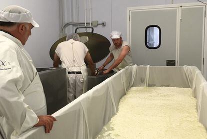José Andrés supervisa la elaboración del queso, en una imagen proporcionada por la quesería de la que es socio.