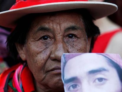 Un activista mapuche muestra la foto de Rafael Nahuel en Bariloche, Buenos Aires, Argentina.  