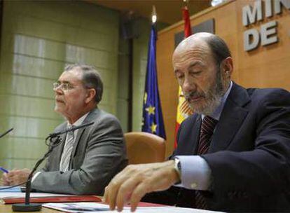 Los ministros de Justicia e Interior, Mariano Fernández Bermejo y Alfredo Pérez-Rubalcaba, durante la rueda de prensa.