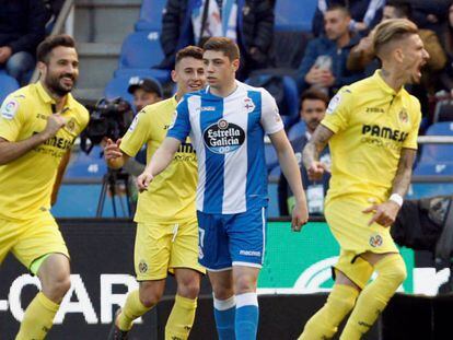 Samu Castillejo y Mario Gaspar celebran el primer gol del Villarreal ante la desolación del deportivista Fede Valverde.