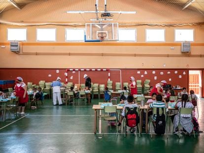 Comedor instalado en el colegio Eduardo Rojo de Madrid, en septiembre de 2020, para reducir el riesgo de contagio dentro de la escuela.