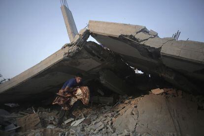 Un palestino busca entre los restos de un edificio destruido tras un bombardeo en la ciudad de Gaza, el 8 de julio.