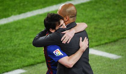 Messi abraza a su entrenador, Pep Guardiola, tras marcar un gol en un partido de 2012.