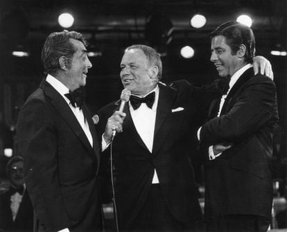 Después de una enemistad y 20 años sin hablarse, Frank Sinatra reunió a Dean Martin y Jerry Lewis por sorpresa en un evento benéfico en Las Vegas. El dúo no lo sabía. Fue en septiembre de 1976 y esta imagen pertenece a ese momento.