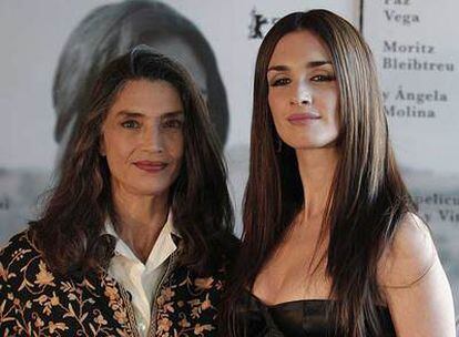 Ángela Molina y Paz Vega, ayer en Madrid.