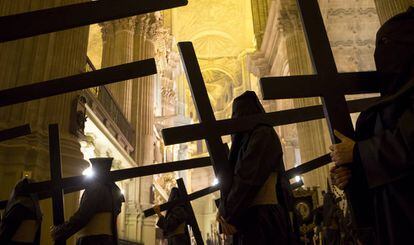 Varios penitentes participan en una procesión en Málaga el pasado abril.