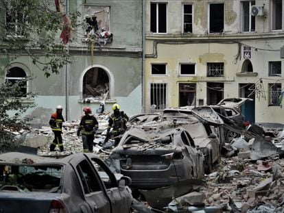 Tres bomberos caminaban este jueves entre los escombros, después de un ataque ruso en la ciudad ucrania de Lviv.