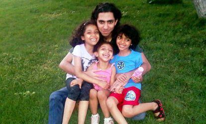 El bloguero saud&iacute; Raif Badawi, en prisi&oacute;n desde 2012 por haber insultado al islam, con sus tres hijos. 