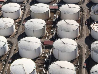 Silos de gas en una planta en Madrid. 